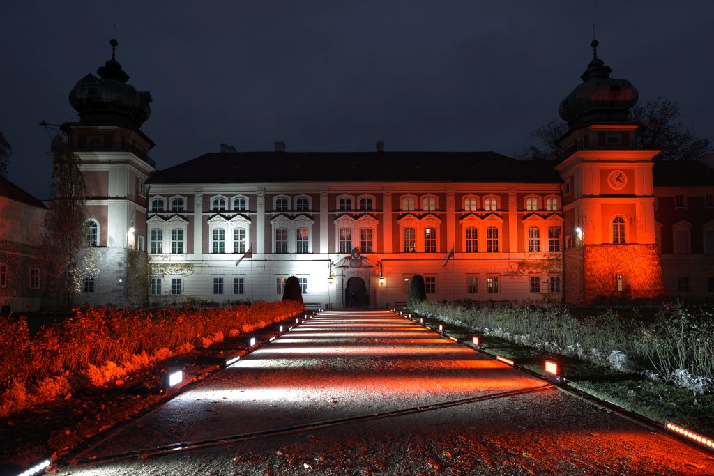 Zamek nocą, oświetlony biało-czerwono