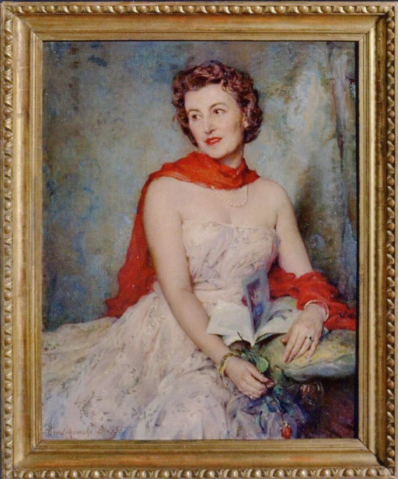 B. J. Czedekowski - obraz "Hertha w czerwonym szalu". Kobieta w jasnej sukience i narzuconym na szyję czerwonym szalu. Siedzi, trzyma otwartą książkę. Głowa i wzrok zwrócone w bok.