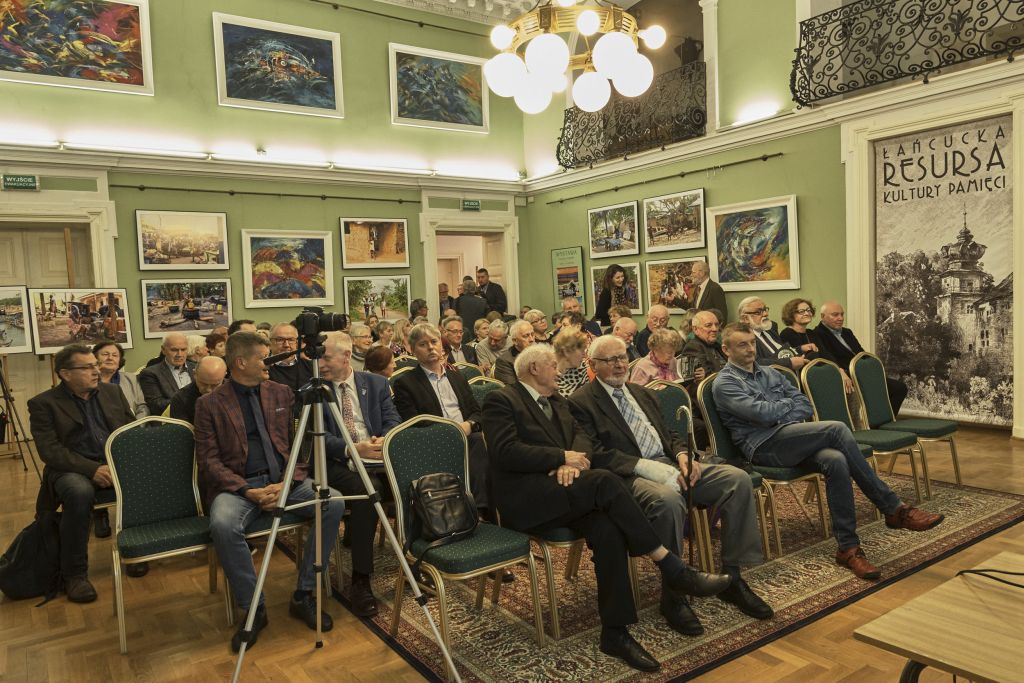  XVII spotkanie Łańcuckiej Resursy Kultury Pamięci - widok na salę i zgromadzonych gości, siedzących na krzesłach.