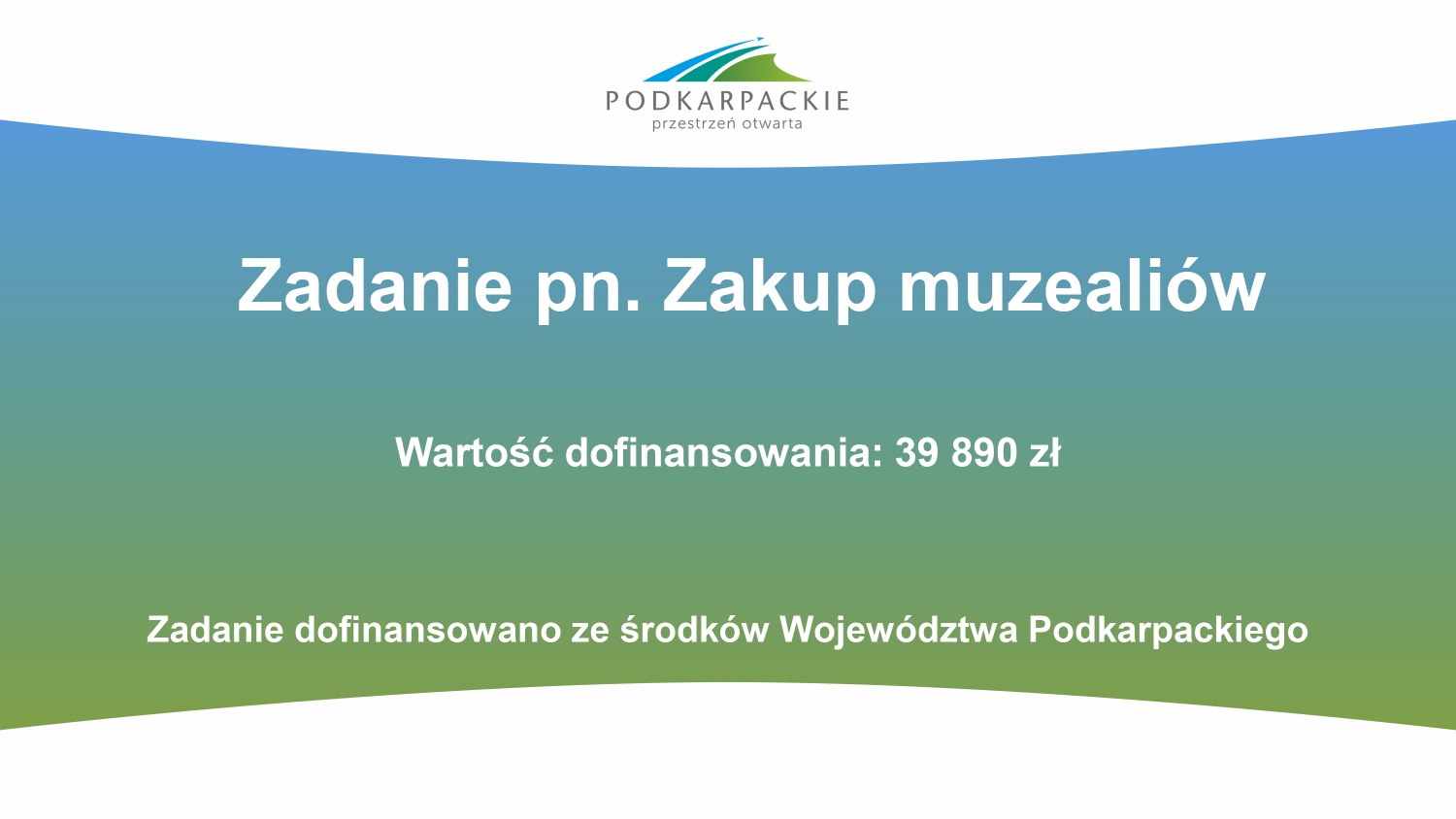 Plansza z logiem województwa podkarpackiego. Tekst: Zadanie pn. Zakup muzealiów. Wartość dofinansowania 39890 zł. Zadanie dofinansowane ze środków Województwa Podkarpackiego