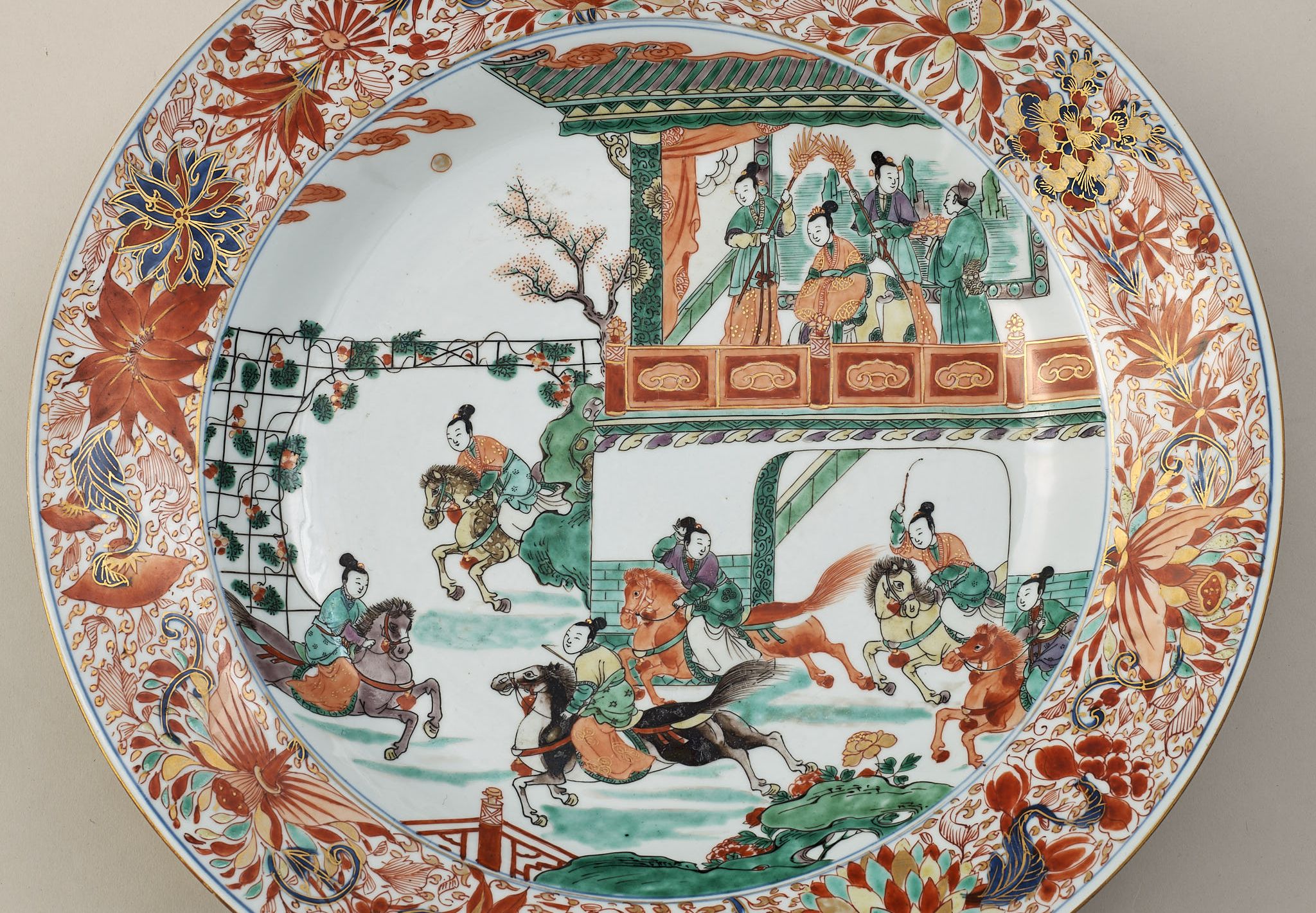 Talerz z serwisu XVII-wiecznej chińskiej porcelany. Postacie na koniach, z bronią. Talerz kolorowy.