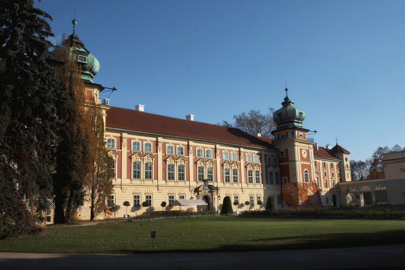 Zamek - elewacja zachodnia, jesień. Słoneczny dzień, bezchmurne niebo. Drzewa pozbawione liści.