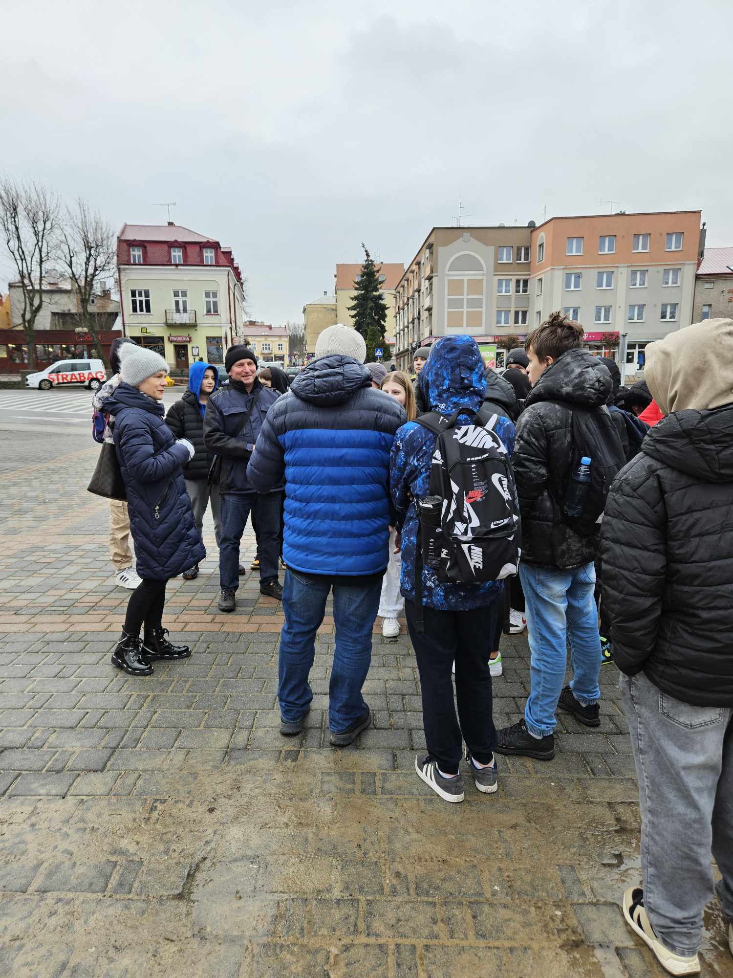 Wykład kierownik Joanny Kluz. Na Rynku w Łańcucie z grupą uczniów.