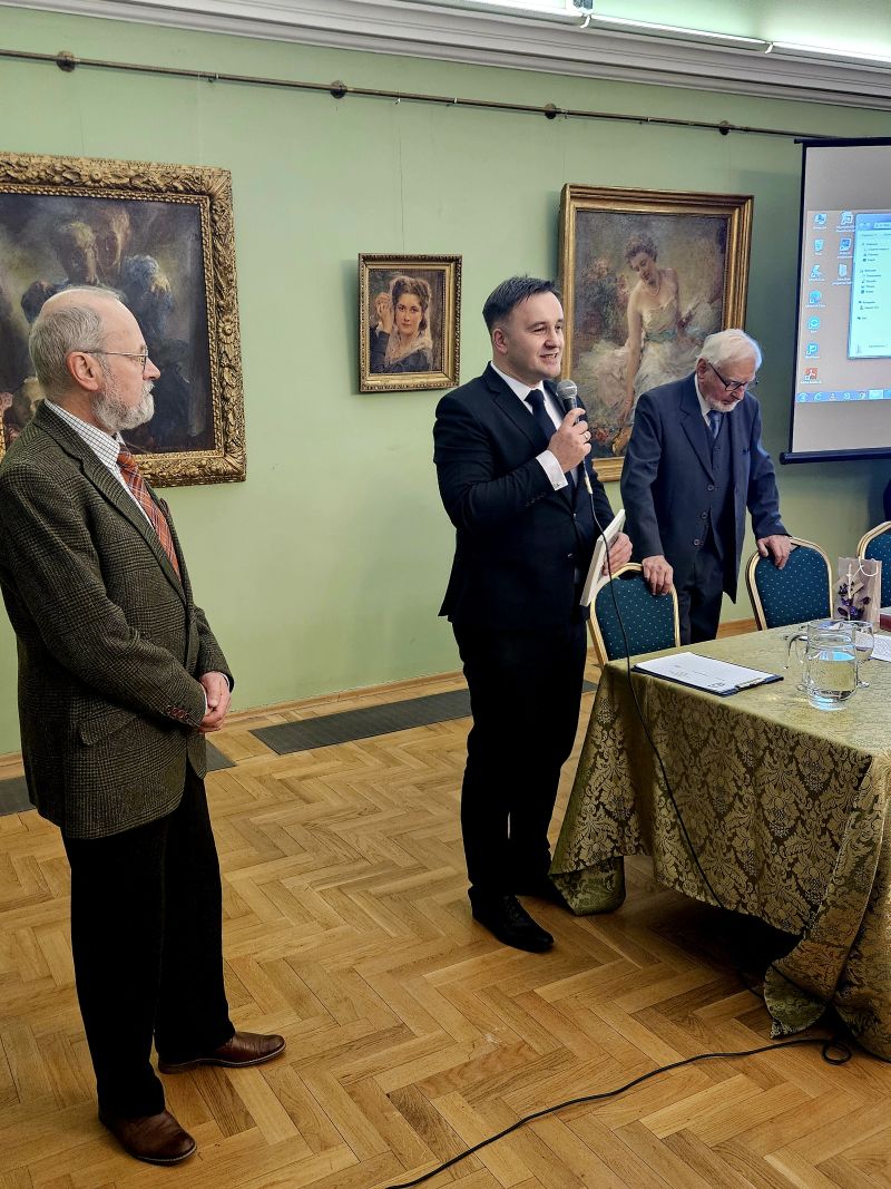 Przy stole prelegentów stoją: Wrzesław Żurawski, dr Piotr Szopa - dyrektor MZŁ, Jerzy Żurawski