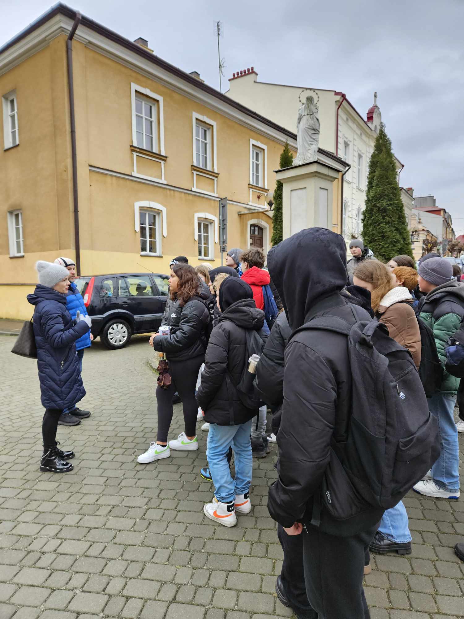 Wykład kierownik Joanny Kluz. Łańcut z grupą uczniów.