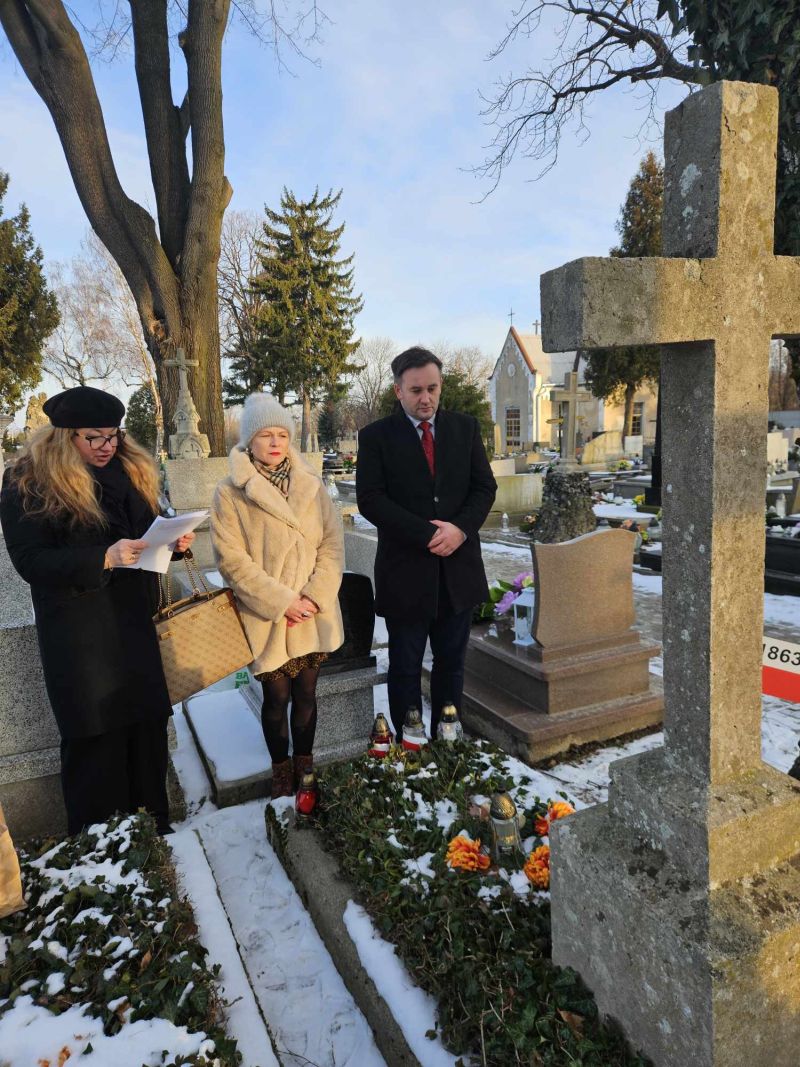 Delegacja MZŁ nad grobami powstańców styczniowych w składzie: dr Piotr Szopa - Dyrektor MZŁ, Joanna Kluz i Bożena Lauzer