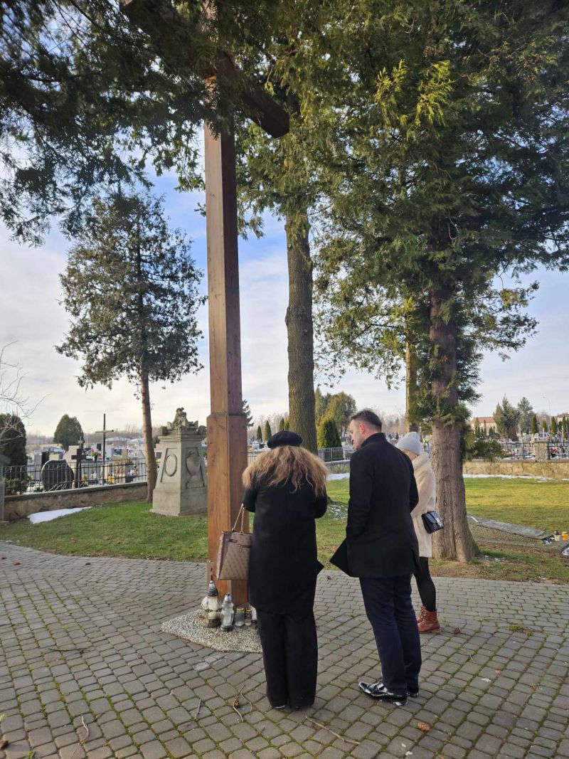 Delegacja MZŁ nad grobami powstańców styczniowych w składzie: dr Piotr Szopa - Dyrektor MZŁ, Joanna Kluz i Bożena Lauzer