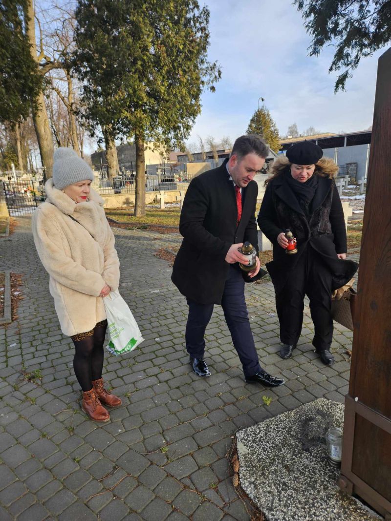 Delegacja MZŁ nad grobami powstańców styczniowych w składzie: dr Piotr Szopa - Dyrektor MZŁ, Joanna Kluz i Bożena Lauzer