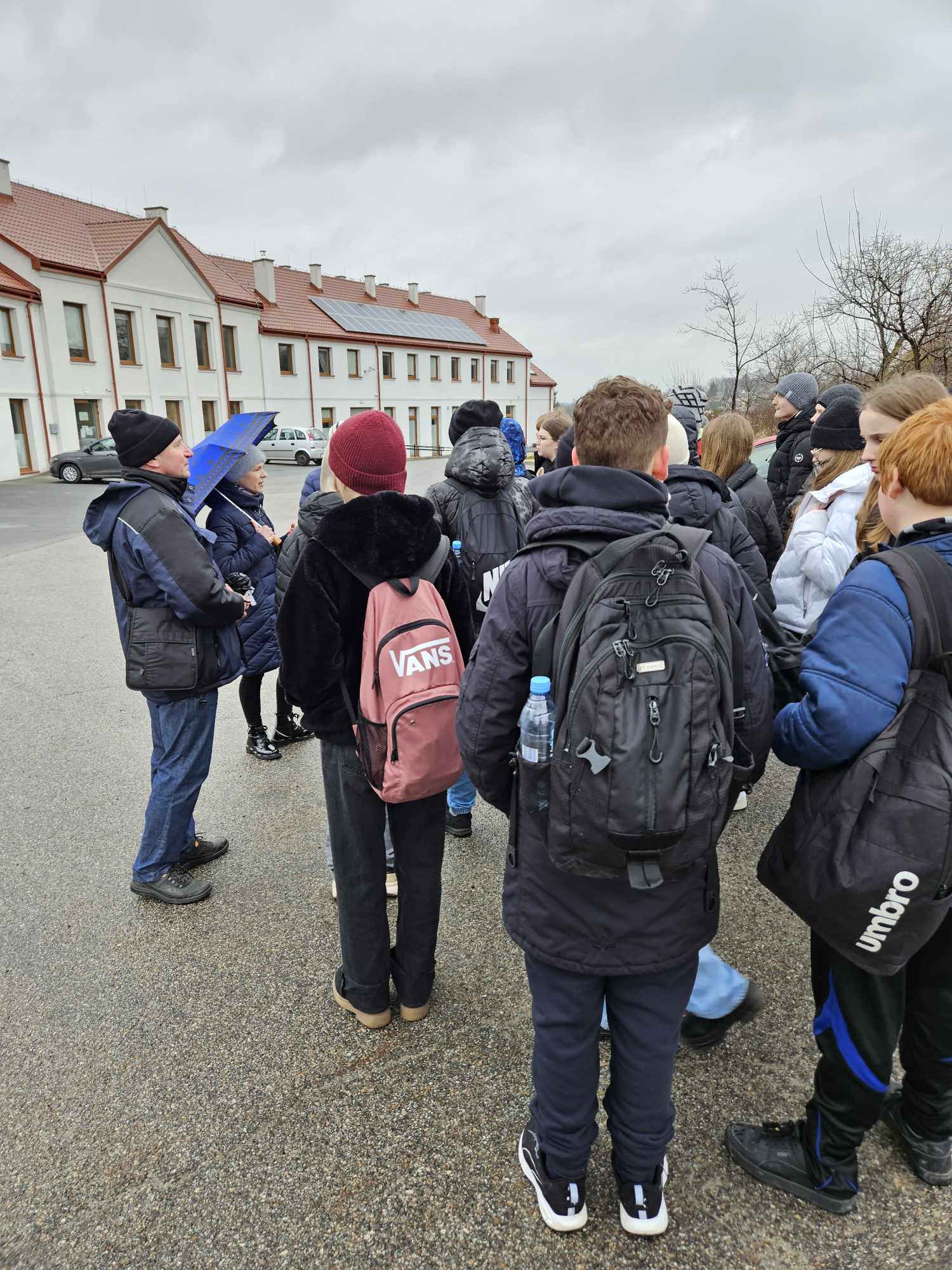 Wykład kierownik Joanny Kluz. Wzgórze Zamkowe (Plebańskie) w Łańcucie z grupą uczniów.