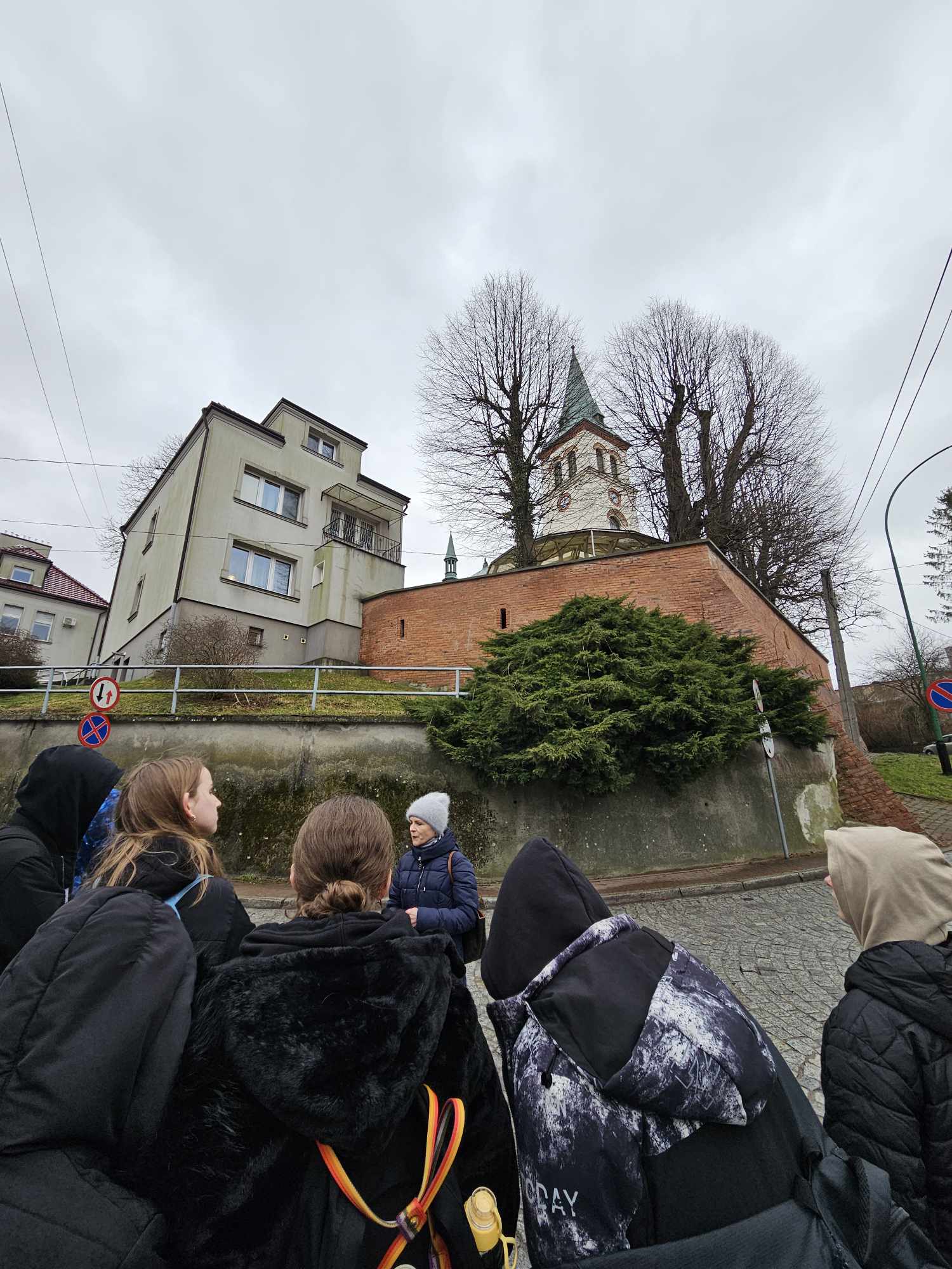 Wykład kierownik Joanny Kluz. Łańcut z grupą uczniów.