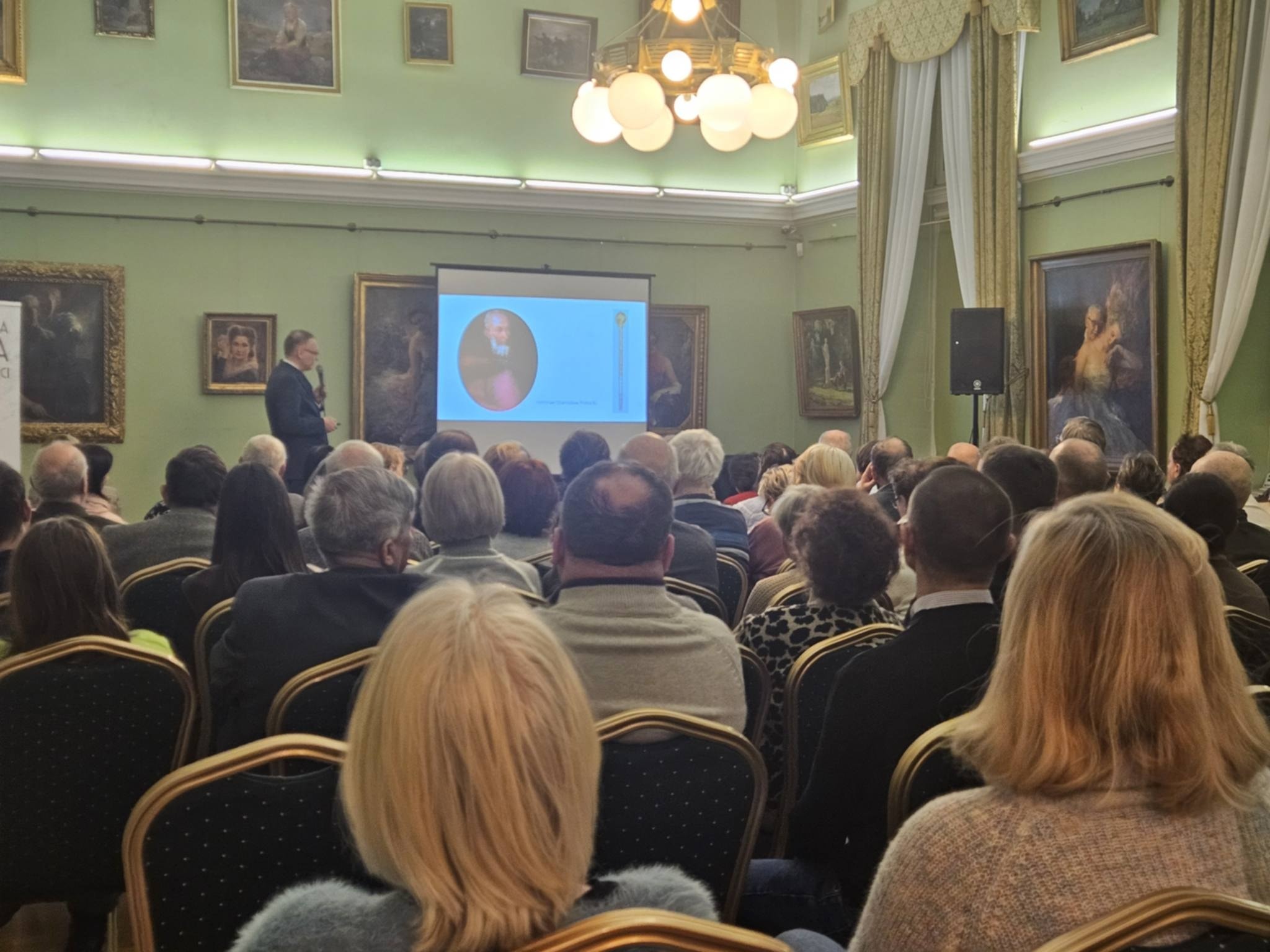 XIX Łańcucka Resursa Kultury Pamięci - widok na licznie zgromadzoną publiczność, sala w dawnym Kasynie Urzędniczym