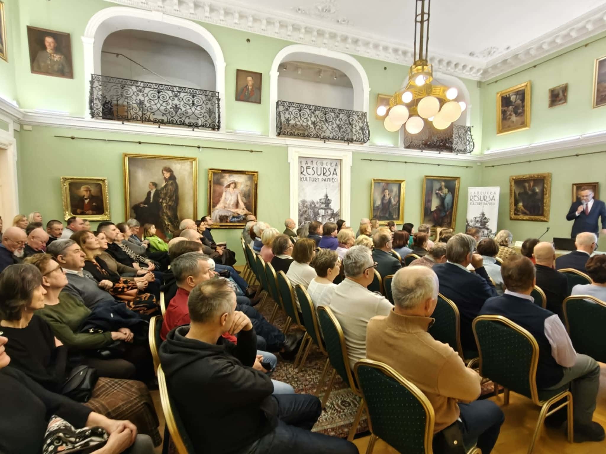 XIX Łańcucka Resursa Kultury Pamięci - widok na licznie zgromadzoną publiczność, sala w dawnym Kasynie Urzędniczym