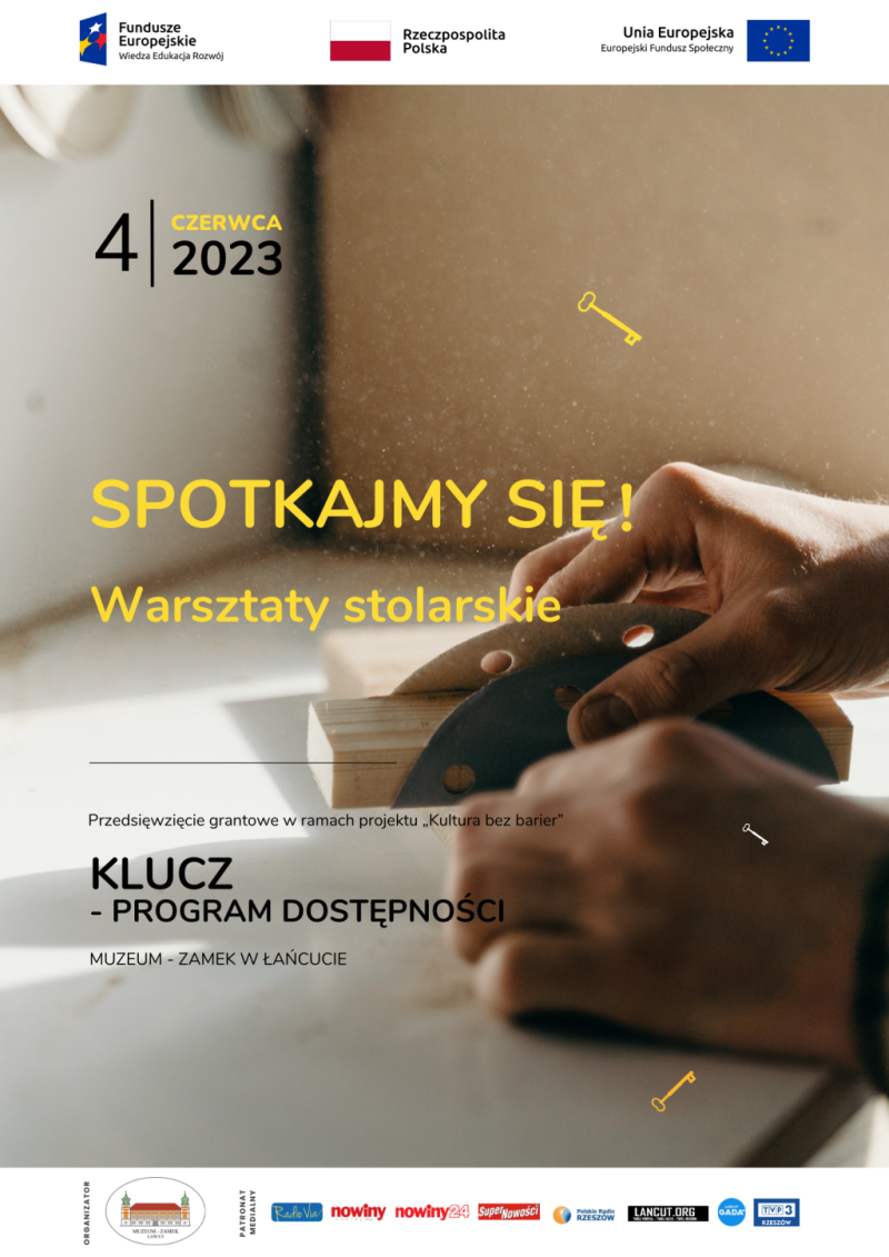 Plakat warsztatów stolarskich w MZŁ. 4 czerwca 2023. Na górze: biały pasek z logami FE, RP i UE, na dole - biały pasek z logami: MZŁ i patronami medialnymi: TVP3 Rzeszów, Polskim Radiem Rzeszów, Radiem Via, Super Nowościami, GC Nowiny, lancut.org, Łańcut Gada. W centralnej części: widoczne dłonie poddające obróbce kawałek drewna.