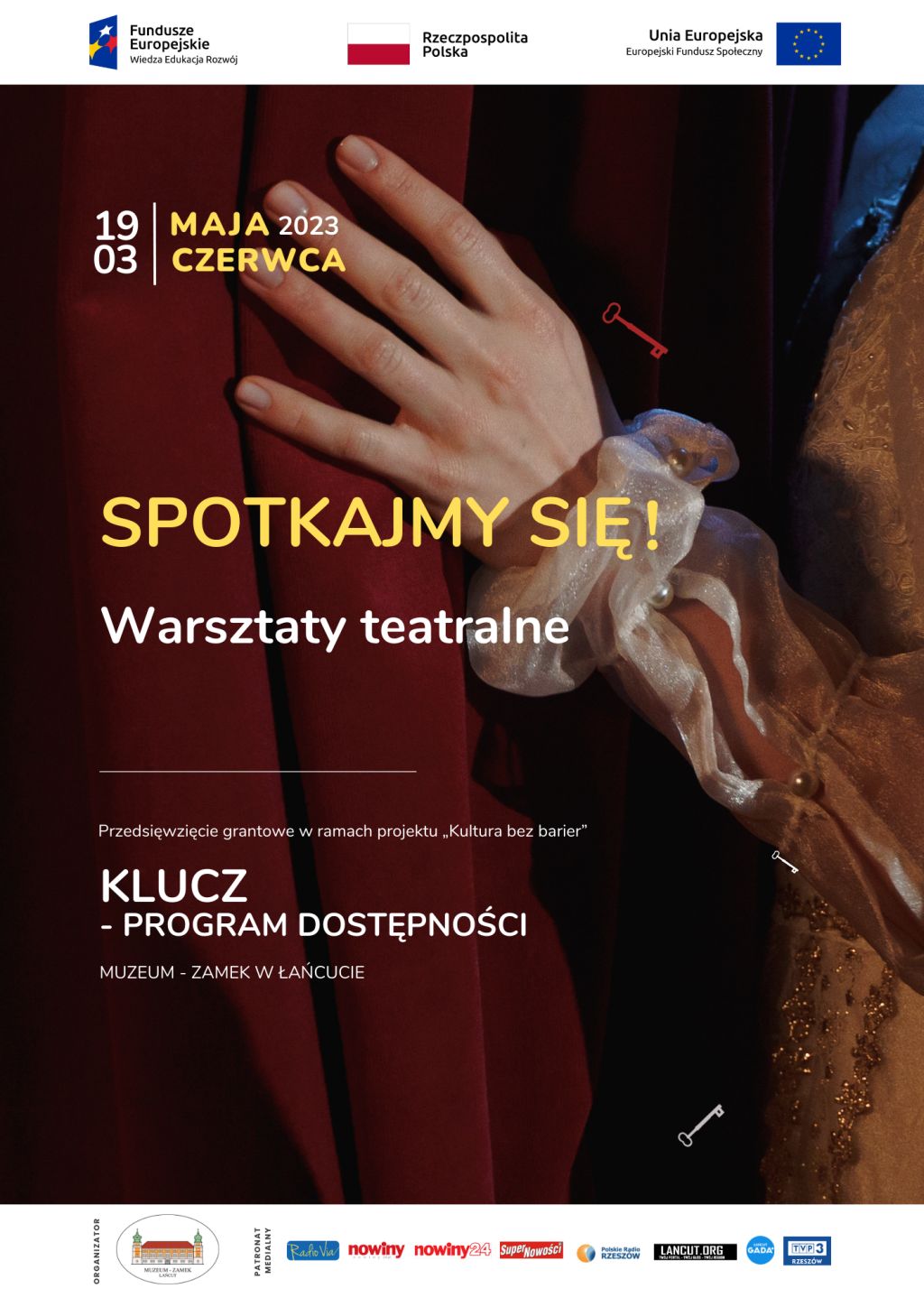 Plakat warsztatów teatralnych w MZŁ. 3 czerwca 2023. Na górze: biały pasek z logami FE, RP i UE, na dole - biały pasek z logami: MZŁ i patronami medialnymi: TVP3 Rzeszów, Polskim Radiem Rzeszów, Radiem Via, Super Nowościami, GC Nowiny, lancut.org, Łańcut Gada. W centralnej części: widoczna lewa dłoń w stroju z epoki, trzymająca ciemno-czerwoną kotarę.