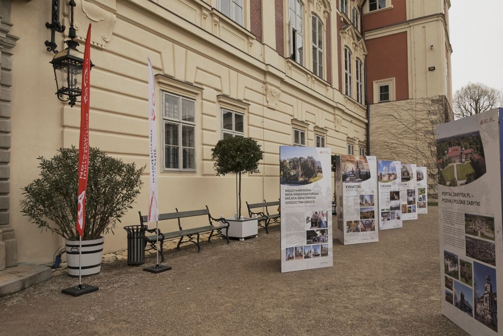 Wystawa o zabytkowych cerkwiach - plansze przed głównym wejściem do Zamku.