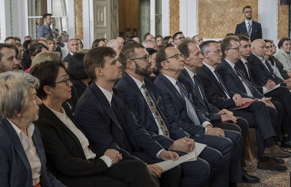 Sala Balowa - goście wydarzenia siedzący na krzesłach.