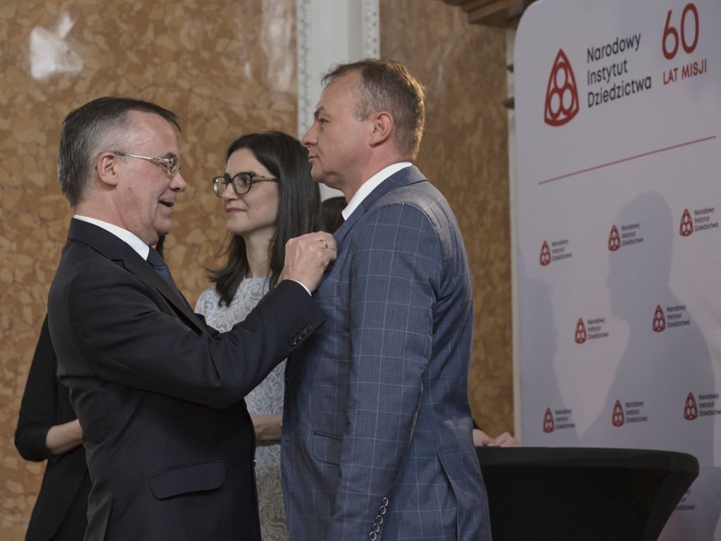 Dr Jarosław Sellin – Sekretarz Stanu w Ministerstwie Kultury i Dziedzictwa Narodowego, Generalny Konserwator Zabytków nadaje odznaczenia i przypina medal