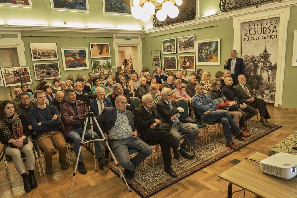 Widok na salę i siedzących gości. 