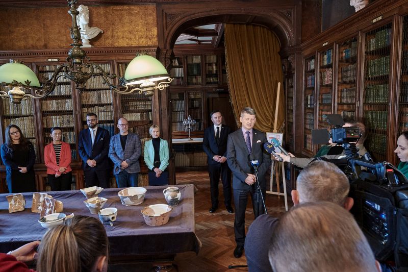 dr inż. Rafał Kumek - burmistrz miasta Łańcuta przemawia do zebranych dziennikarzy i gości konferencji prasowej