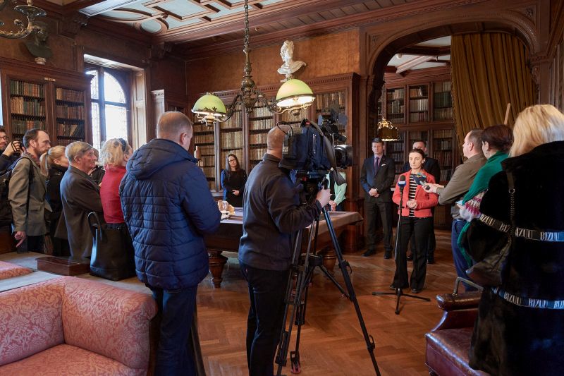 Monika Hozer przemawia do zebranych dziennikarzy i gości konferencji prasowej