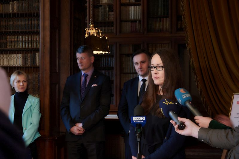 Joanna Dzik przemawia do zebranych dziennikarzy i gości konferencji prasowej