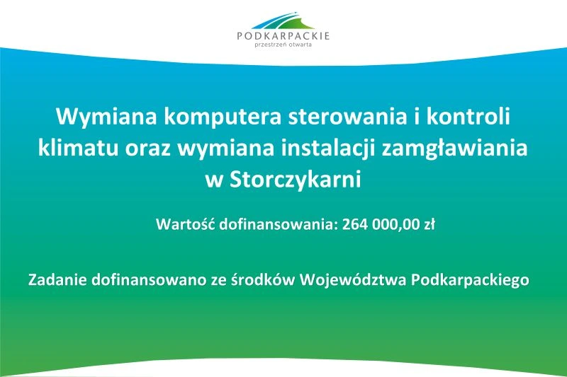 Tablica informacyjna o dofinansowaniu wymiany komputera sterowania i kontroli klimatu oraz wymiany instalacji zamgławiania w Storczykarni