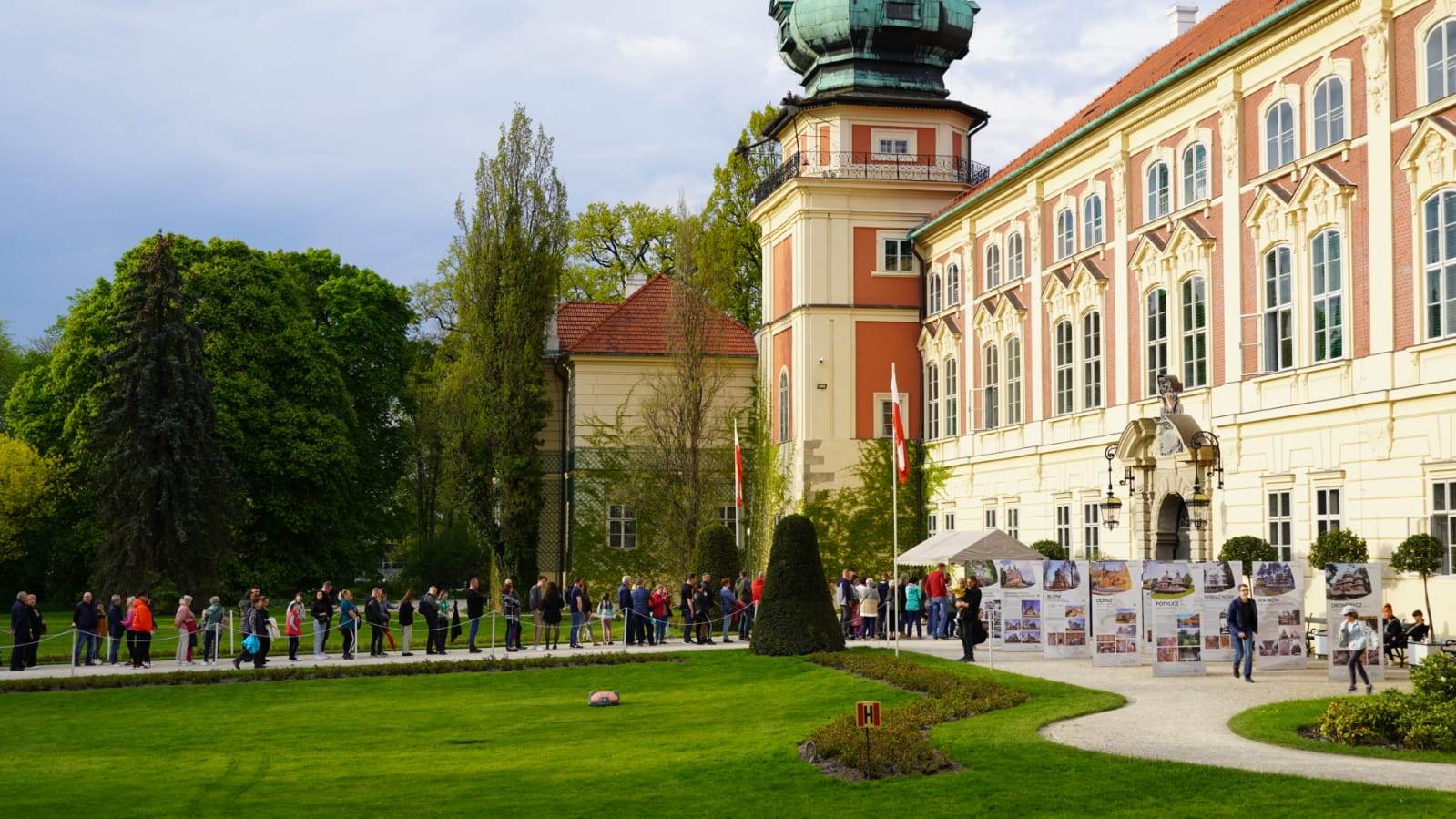 Zamek - elewacja zachodnia, wiosna, tłumy turystów w kolejce przed zamkiem.