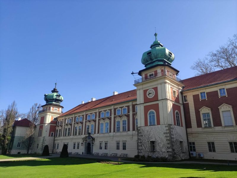 Zamek - elewacja zachodnia, błękitne, bezchmurne niebo