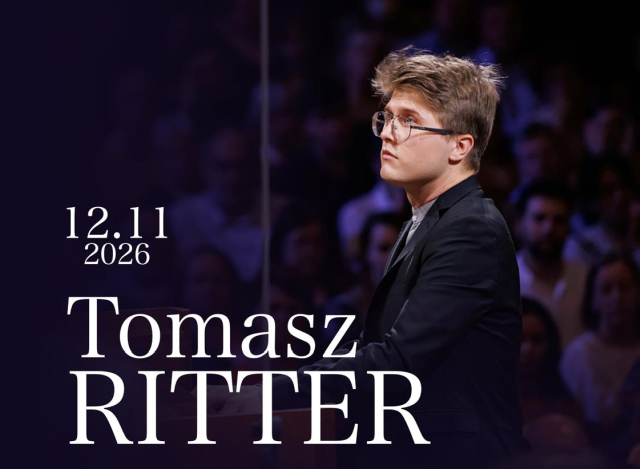 Poziomy, elegancki baner promocyjny ukazujący pianistę na ciemnym tle. Opis obrazu i kompozycji: Po prawej stronie widoczny jest młody mężczyzna – Tomasz Ritter – przedstawiony w półprofilu, skierowany w lewą stronę. Posiada jasną karnację, jasnobrązowe, lekko rozwiane włosy oraz nosi okulary w ciemnych oprawkach. Ubrany jest w ciemną marynarkę i elegancką koszulę. Trzyma dłonie przy klawiaturze niewidocznego instrumentu, z wyrazem skupienia patrzy w górę. Tło za artystą jest ciemne, lekko rozmyte, sugerujące obecność widowni w sali koncertowej. Napisy: Po lewej stronie, na ciemnofioletowym tle, umieszczono białe napisy wyróżniające się dużą, elegancką czcionką szeryfową: Na górze widnieje data: 12.11 2026. Poniżej znajduje się imię i nazwisko artysty napisane w dwóch wierszach: Tomasz RITTER.