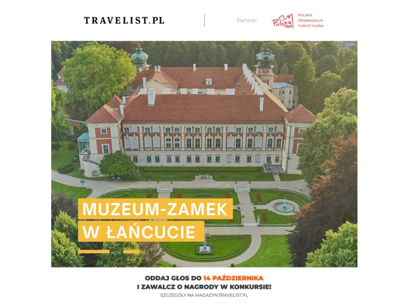 Pionowa grafika przedstawiająca z góry Zamek w Łańcucie otoczony zielonym, geometrycznym ogrodem z fontanną. W lewym dolnym rogu zdjęcia widnieje wyrazisty, żółty prostokąt z białym napisem: „MUZEUM-ZAMEK W ŁAŃCUCIE”. W górnej części umieszczono logo Travelist oraz Polskiej Organizacji Turystycznej. W białej stopce na dole znajduje się czerwony napis: „ODDAJ GŁOS DO 14 PAŹDZIERNIKA I ZAWALCZ O NAGRODY W KONKURSIE!” wraz z adresem strony.