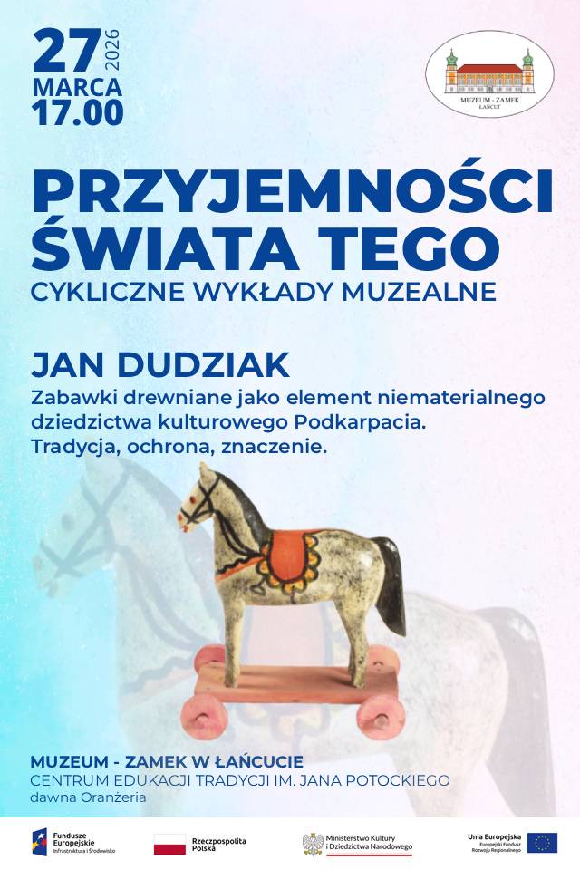 Plakat Przyjemności Świata Tego 26.03.2026, cykliczne wykłady muzealne, spotkanie z Janem Dudziakiem. godz. 17:00. W centralnej części drewniana, stylowa zabawka - konik na kółkach, kolorowy. Na plakacie loga: MZŁ, FE, PR, MKiDN i UE. Plakat w tonacji błękitno-różowej