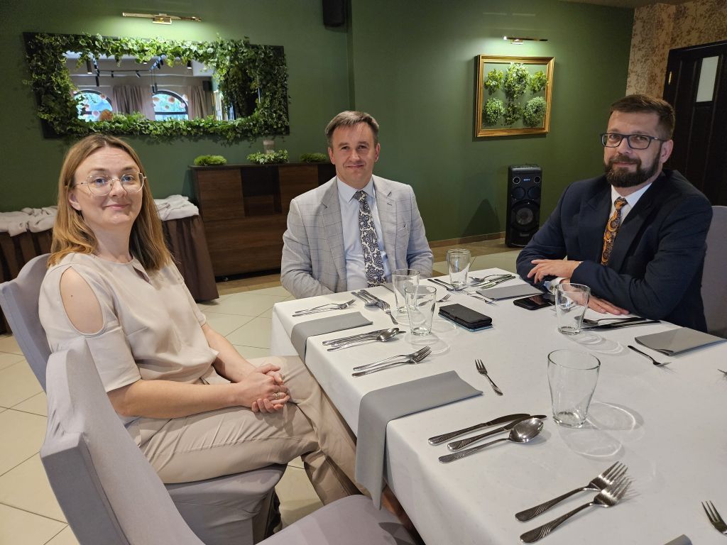 Sala restauracyjna, przy stole siedzą 3 osoby, od lewej: księgowa główna MZŁ Marzena Machniak, dyrektor MZŁ dr Piotr Szopa i zastępca dyrektora Krzysztof Żaba