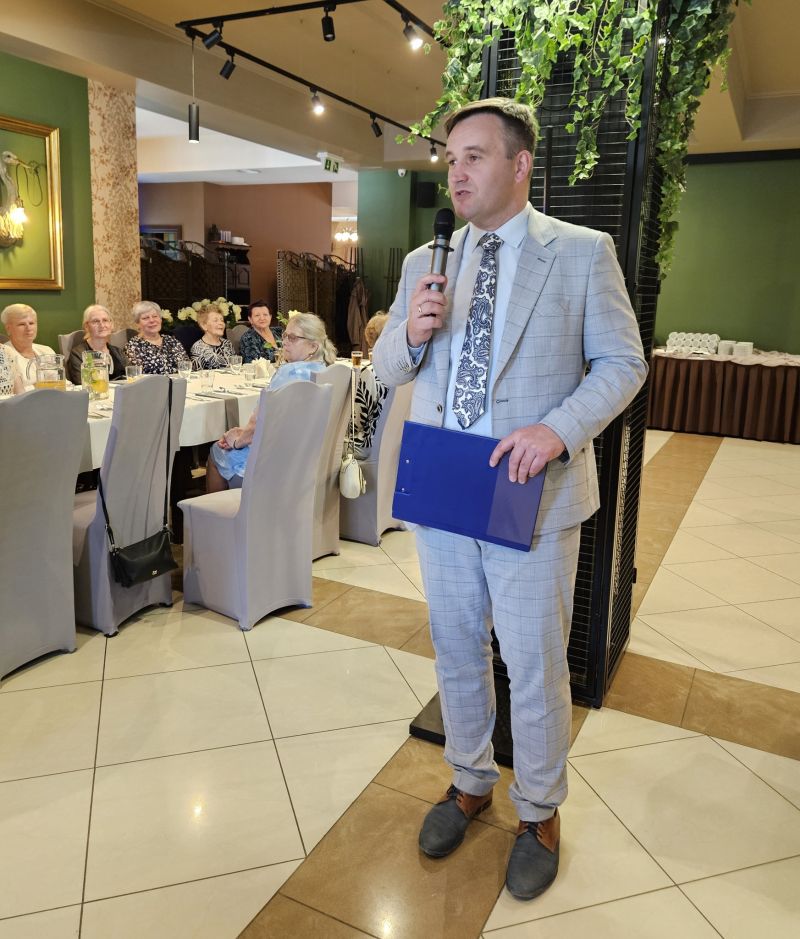 Sala restauracyjna. Na pierwszym planie dyrektor MZŁ dr Piotr Szopa przemawiający do mikrofonu. w Tle stoły, krzesła i zaproszeni goście spotkania