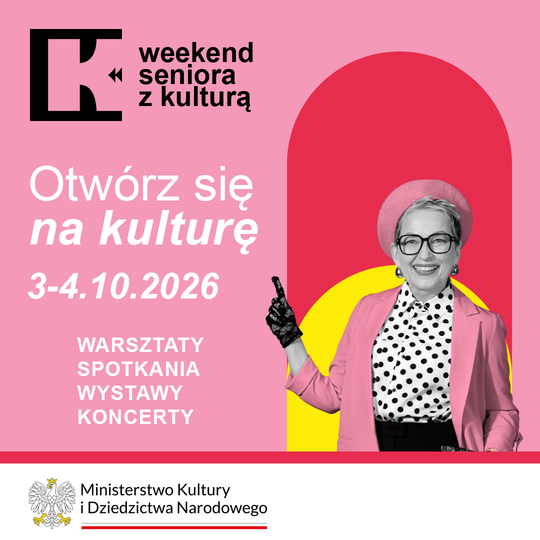 Obraz w formacie kwadratu ma jaskraworóżowe tło. W lewym górnym rogu znajduje się duże, czarne logo wydarzenia w kształcie stylizowanej litery "K", złożone z grubszych elementów. Obok niego widnieje biały napis w dwóch wierszach: "weekend seniora z kulturą". Napis jest ozdobiony małą, białą, podwójną strzałką skierowaną w lewo, umieszczoną pomiędzy słowami "weekend" a "seniora". Poniżej logo i hasła, w lewej części obrazu, znajduje się duży, biały, pogrubiony napis: "Otwórz się na kulturę". Dalej w dół, napisana nieco mniejszą białą czcionką, jest data: "3-4.10.2026". Jeszcze niżej, na jasnoróżowym tle, wypisana białą czcionką lista działań: "WARSZTATY SPOTKANIA WYSTAWY KONCERTY" Prawa strona obrazu jest zdominowana przez zdjęcie uśmiechniętej, starszej kobiety, umieszczone na żółtym tle w kształcie półkola, które nachodzi na różowe tło. Kobieta ma krótkie, siwe włosy, czarne okulary w grubych oprawkach, różowy beret, różową marynarkę, czarną bluzkę w białe kropki i czarne rękawiczki. Prawą ręką, uniesioną z uniesionym kciukiem, wskazuje w prawo. W dolnej części obrazu znajduje się biały pasek z logiem Ministerstwa Kultury i Dziedzictwa Narodowego. Po lewej stronie jest czarno-biały herb z orłem w koronie. Obok niego znajduje się czarny napis w dwóch wierszach: "Ministerstwo Kultury" i "i Dziedzictwa Narodowego", rozdzielony czerwoną linią. Cały obraz utrzymany jest w kontrastowej kolorystyce, z dominującym różem i jaskrawymi akcentami (żółty, czarny, biały).